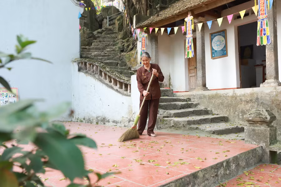 Qua cổng chùa hơn 20 bậc đá là Nhà thờ Mẫu và Nhà thờ Tổ ở hai bên.