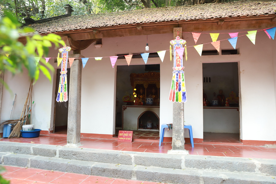 Qua cổng chùa hơn 20 bậc đá là Nhà thờ Mẫu và Nhà thờ Tổ ở hai bên. Qua cổng chùa hơn 20 bậc đá là Nhà thờ Mẫu và Nhà thờ Tổ ở hai bên.