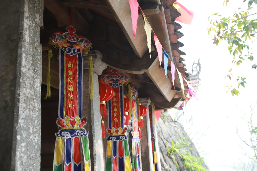 Chùa Vô Vi chỉ rộng hơn 10m2 và mái lợp ngói mũi hài cùng các cột, xà nhỏ bằng gỗ và đá đơn giản. Chùa Vô Vi chỉ rộng hơn 10m2 và mái lợp ngói mũi hài cùng các cột, xà nhỏ bằng gỗ và đá đơn giản.