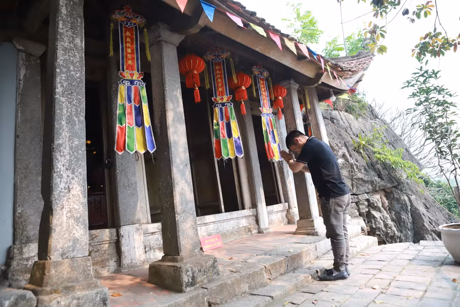 Chùa chính chỉ rộng hơn 10m2 với các kết cấu chủ yếu làm bằng đá và gỗ "trơ gan cùng tuế nguyệt" suốt nhiều thế kỷ qua. 