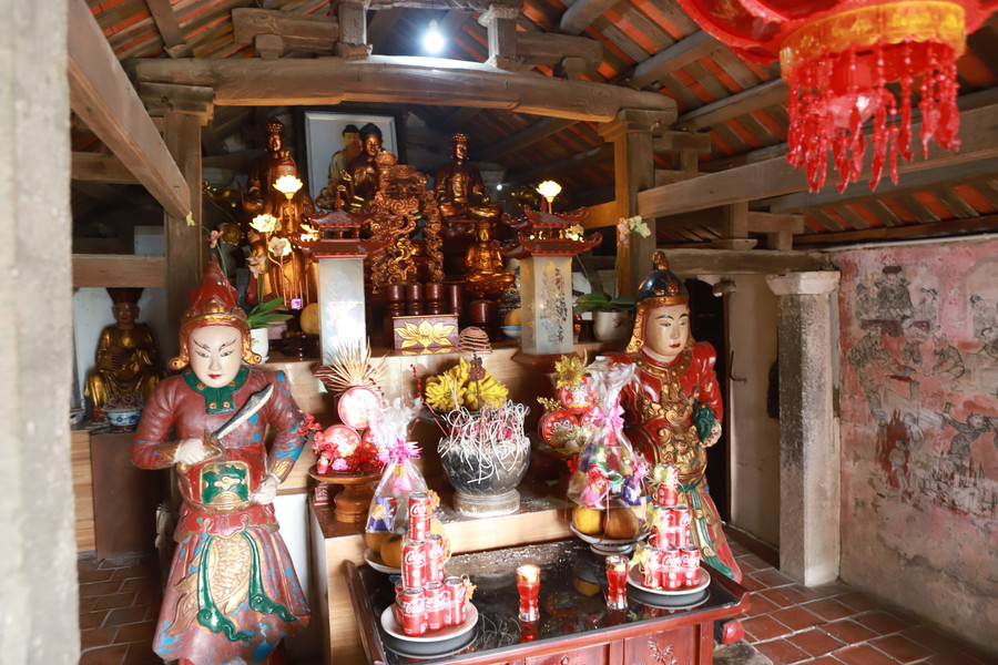 Do diện tích nhỏ nên Chùa chỉ gồm gian Tam bảo với các bức tượng Phật với hình dáng không quá lớn. Mái ngói cũng đã phủ bóng của thời gian. Do diện tích nhỏ nên Chùa chỉ gồm gian Tam bảo với các bức tượng Phật với hình dáng không quá lớn. Mái ngói cũng đã phủ bóng của thời gian.