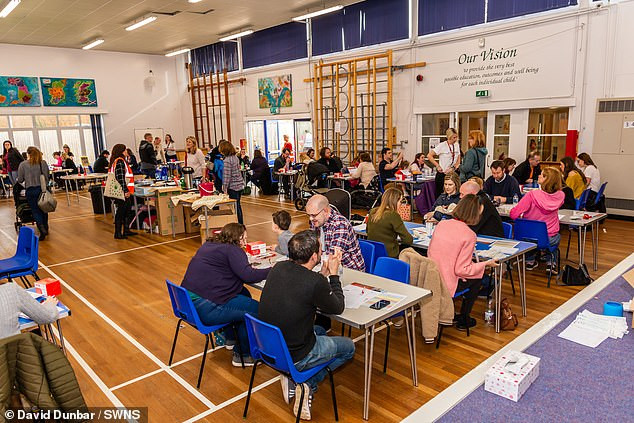 5.000 người xếp hàng dưới mưa chờ xét nghiệm để cứu cậu bé 5 tuổi hình ảnh 7 5.000 nguoi xep hang duoi mua cho xet nghiem de cuu cau be 5 tuoi hinh anh 7