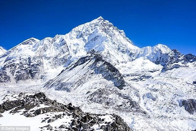 Băng tan trên đỉnh Everest để lộ ra hàng trăm thi thể