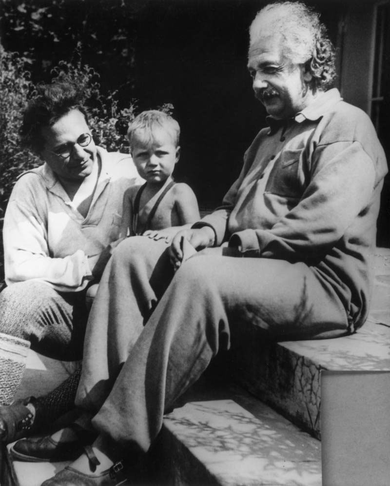 Hai cha con Albert Einstein và cháu Bernhard vào năm 1936. Bí ẩn người con mang