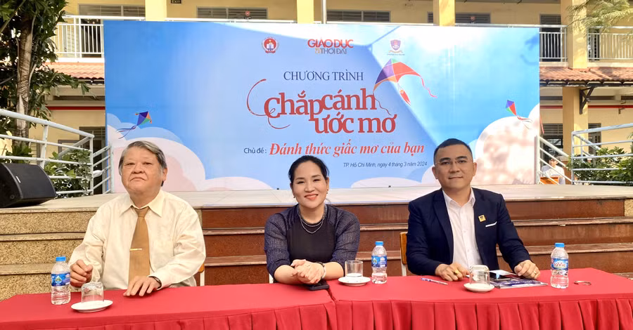 Ba chuyên gia tư vấn trong chương trình "Chắp cánh ước mơ" với chủ đề "Đánh thức giấc mơ của bạn". Ảnh: Cẩm Anh