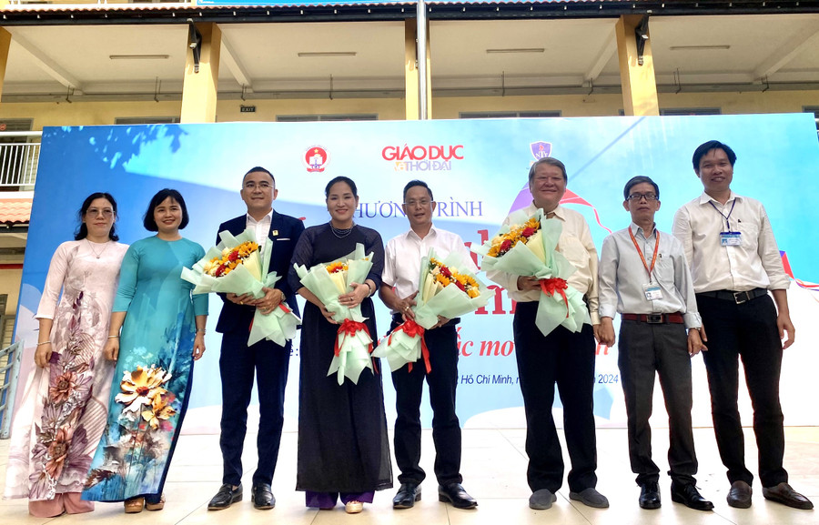 Ban giám hiệu Trường THPT Đào Sơn Tây tặng hoa cho các chuyên gia và Ban tổ chức chương trình.