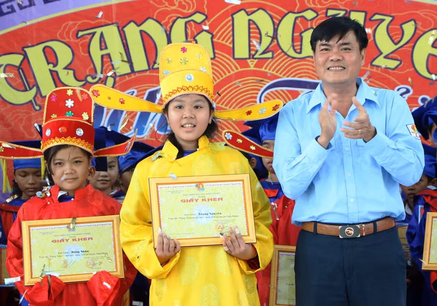 Em Nguyễn Trần Anh Thư, học sinh lớp 5C, Trường Tiểu học Phú Quý 2 (áo vàng) đạt giải trạng nguyên trong cuộc thi sáng 23/10. (Ảnh: Duy Quan).