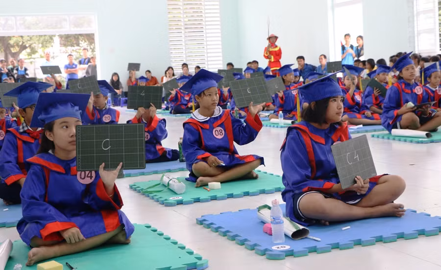 Các thí sinh tranh tài tại cuộc thi "Trạng nguyên nhỏ tuổi" sáng 23/10. (Ảnh: Duy Quan).