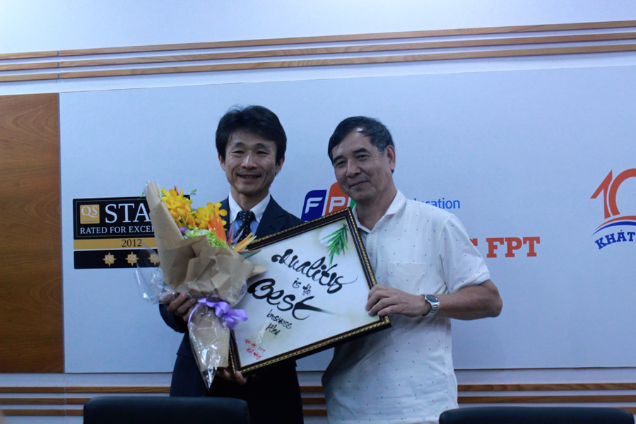 Đại diện JEIS và đại diện trường Đại học FPT tặng quà kỷ niệm buổi gặp gỡ Đại diện JEIS và đại diện trường Đại học FPT tặng quà kỷ niệm buổi gặp gỡ