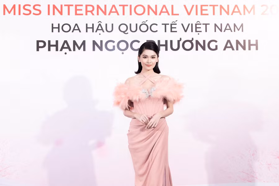 Á Hậu Thuỳ Dung chào đón thảm đỏ với vẻ đẹp thanh thuần, cô nàng khoác lên mình trang phục quyến rũ cùng điểm nhấn bộ lông vũ phần ngực.