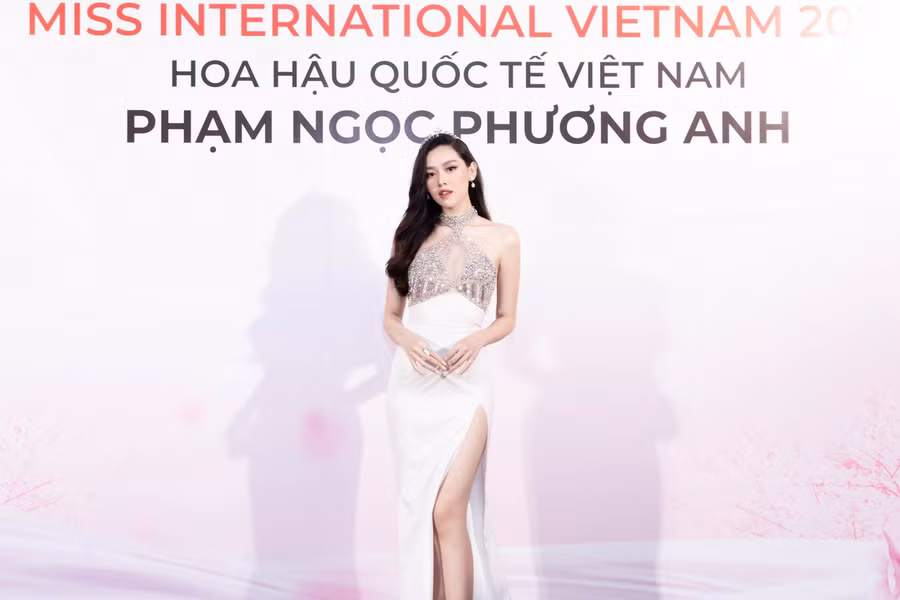 Á Hậu Tường San xuất hiện trong bộ trang phục trắng thanh lịch được đính kết tạo điểm nhấn ở phần ngực. Đáng chú ý là chiếc nhẫn kim cương đắt giá khiến cô nổi bần bật trên thảm đỏ.