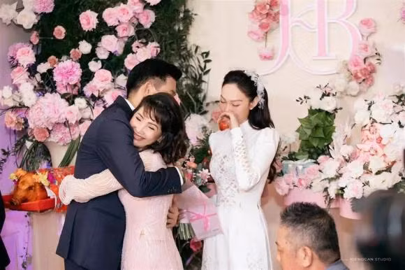 Xúc động nhất là khoảnh khắc con rể ôm cảm ơn mẹ vợ cực tình cảm