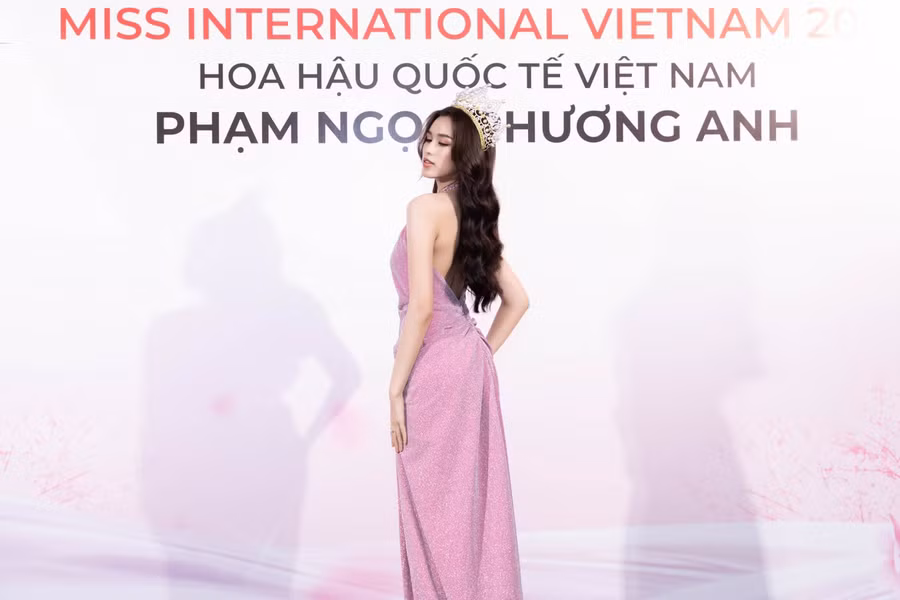 Đương kim Hoa Hậu Việt Nam 2020 cũng chọn thiết kế màu hồng đằm thắm, nhưng không kém phần quyến rũ.