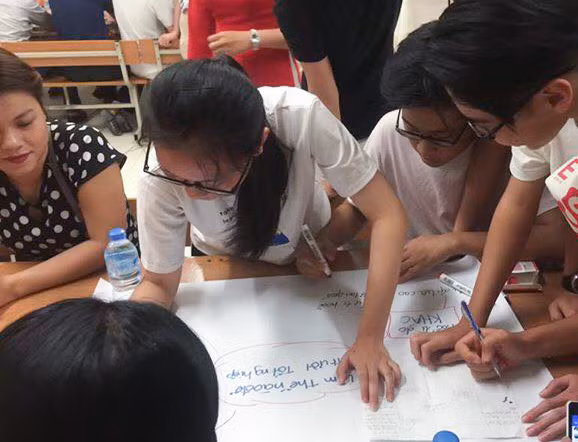 Các bậc phụ huynh cùng một số học sinh tham gia họp trên lớp