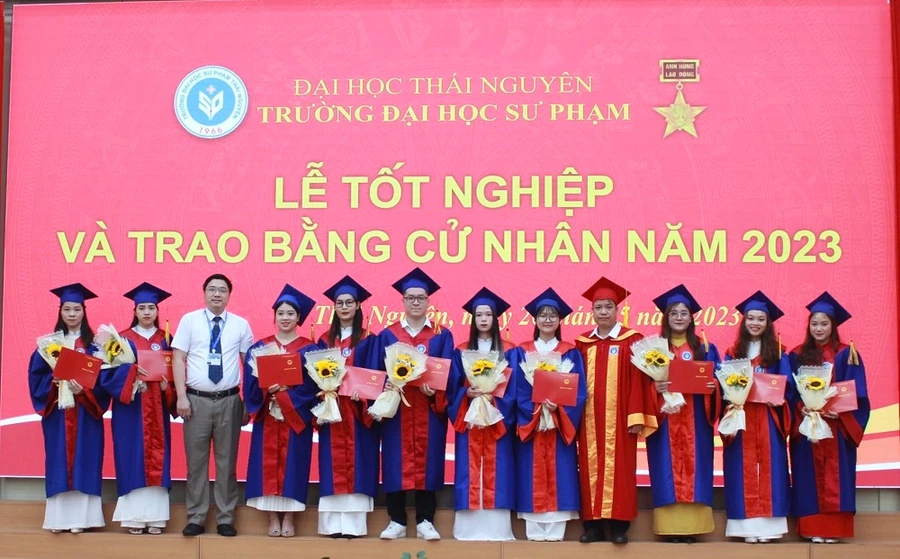 Trao bằng tốt nghiệp cho 293 tân cử nhân sư phạm.