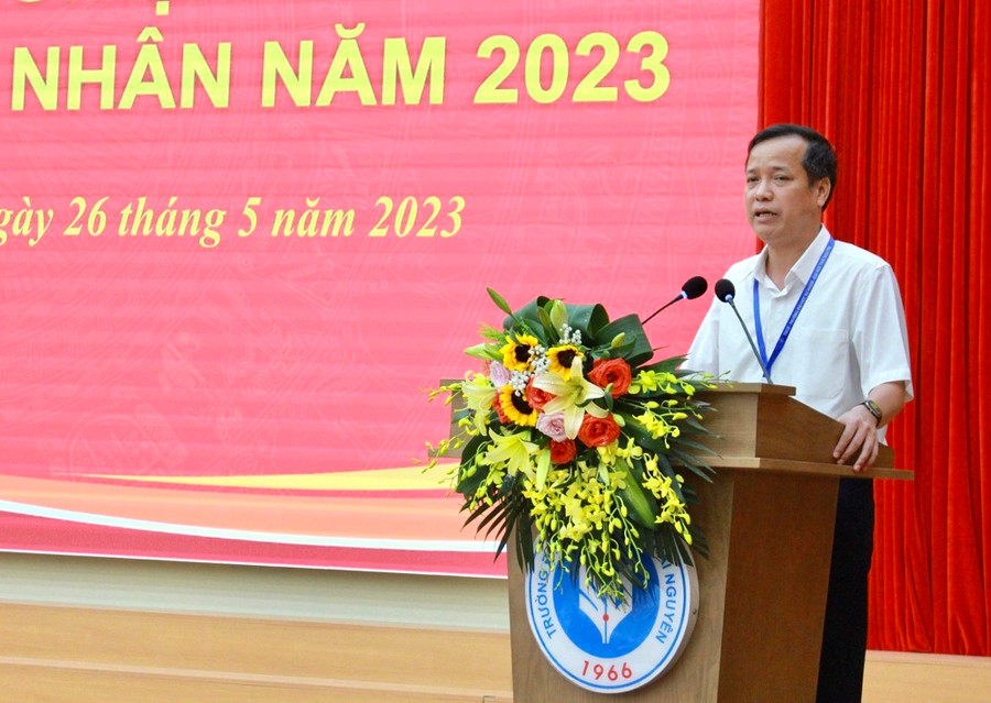 PGS.TS Mai Xuân Trường, Phó Bí thư Đảng ủy, Hiệu trưởng trường Đại học Sư phạm chúc mừng các tân cử nhân.