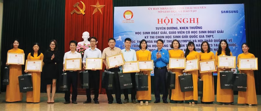 Khen thưởng cho giáo viên có học sinh đoạt giải tại các kỳ thi.