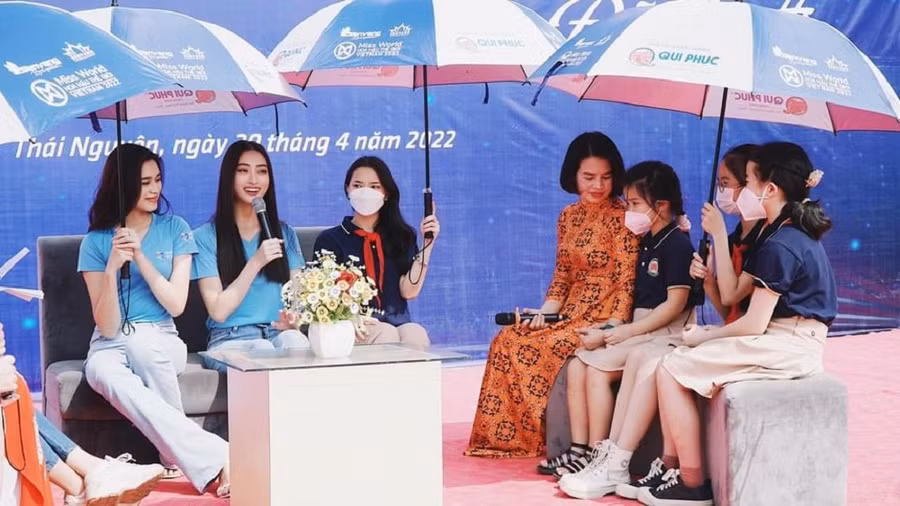 Hoa hậu Đỗ Thị Hà và Lương Thùy Linh giao lưu cùng học sinh nhà trường.