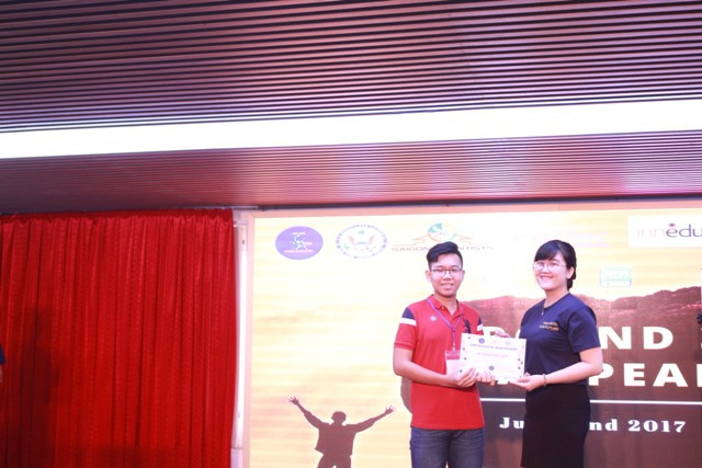 Jack Đỗ Minh Ngọc Quý – lớp 9 nhận chứng nhận của chương trình STEM Ambassadors do Lãnh sự quán Hoa Kỳ tài trợ.