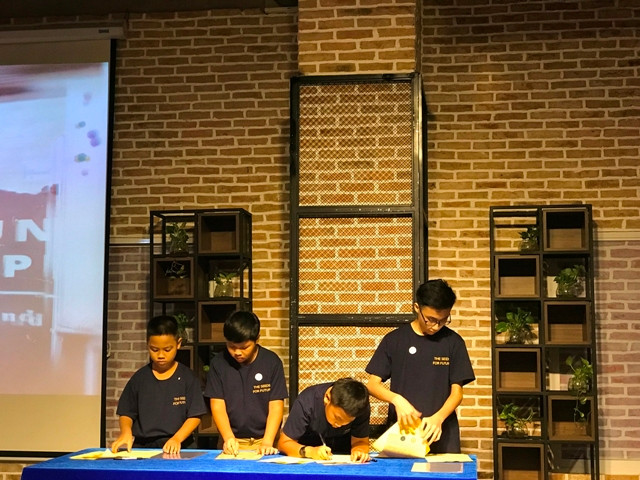 Tom Phí Trung Việt (ngoài cùng bên phải) ký cam kết đồng hành cùng chương trình STEM Ambassadors: The Seeds for Future tại Lễ trao giải.