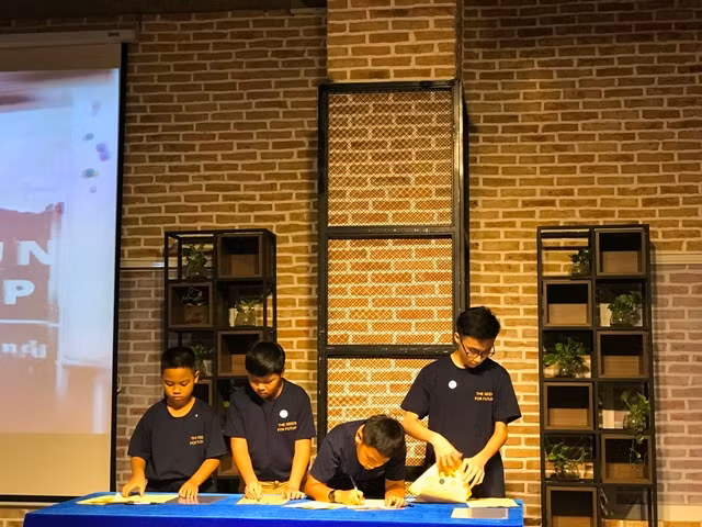 Tom Phí Trung Việt (ngoài cùng bên phải) ký cam kết đồng hành cùng chương trình STEM Ambassadors: The Seeds for Future tại Lễ trao giải.