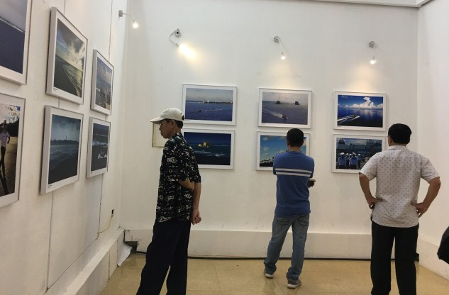 Người dân đến chiêm ngưỡng các bức ảnh đẹp về Trường Sa tại Triển lãm