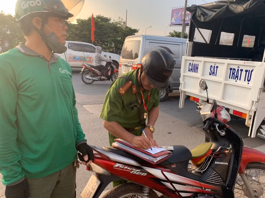 Ngoài các xe khách, xe taxi, Công an phường Hoàng Liệt còn nhắc nhở, xử lý đố với các xe ôm công nghệ cố tình vi phạm giao thông quanh khu vực bến xe Nước Ngầm.