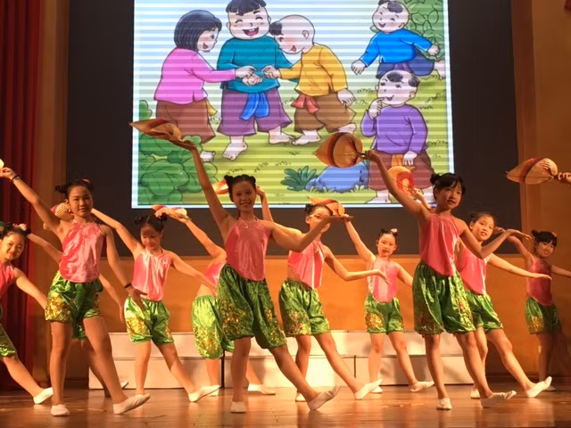 Tiết mục biểu diễn vui nhộn của học sinh trường TH Đông Thái