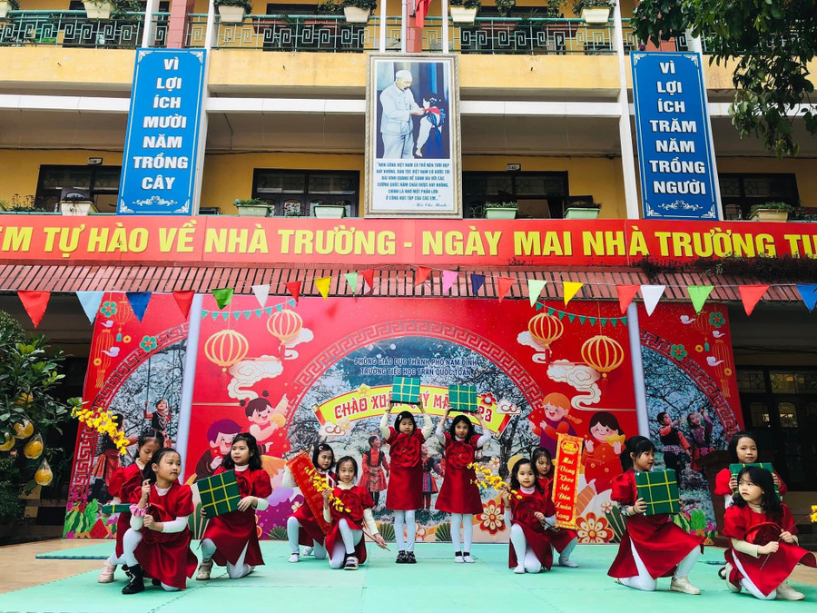 Các em đều trong trang phục áo váy xúng xính hòa trong tiếng nhạc xuân rộn rã trong giờ sinh hoạt dưới cờ đầu tuần. Các em đều trong trang phục áo váy xúng xính hòa trong tiếng nhạc xuân rộn rã trong giờ sinh hoạt dưới cờ đầu tuần.
