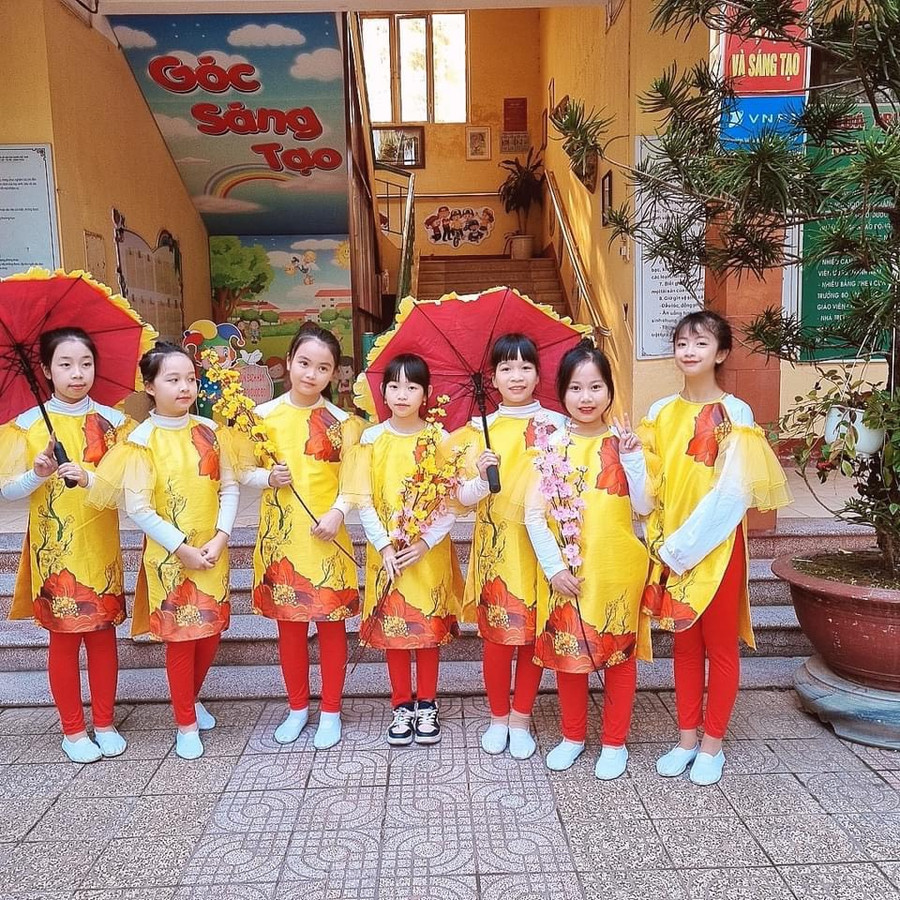 Các em học sinh Trường Tiểu học Trần Quốc Toản - TP Nam Định đến trường từ sớm để chuẩn bị tham gia các tiết mục văn nghệ mừng Đảng, mừng Xuân. Các em học sinh Trường Tiểu học Trần Quốc Toản - TP Nam Định đến trường từ sớm để chuẩn bị tham gia các tiết mục văn nghệ mừng Đảng, mừng Xuân.