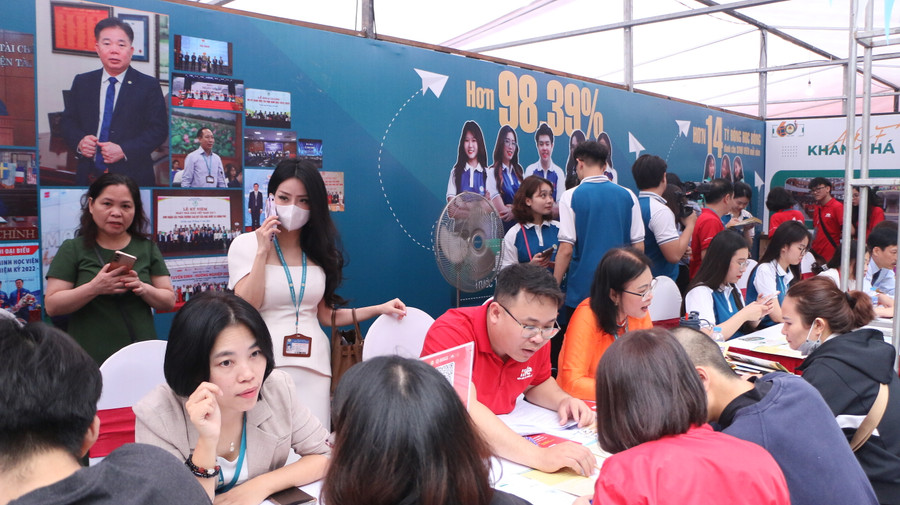 Đông đảo thí sinh và phụ huynh tới gian hàng của Học viện Tài chính để nghe tư vấn tuyển sinh. Đông đảo thí sinh và phụ huynh tới gian hàng của Học viện Tài chính để nghe tư vấn tuyển sinh.