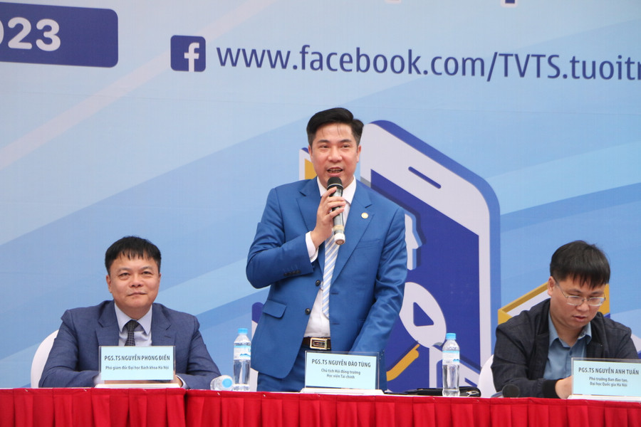 PGS.TS Nguyễn Đào Tùng - Chủ tịch Hội đồng trường Học viện Tài chính trả lời các thắc mắc của thí sinh và phụ huynh tại ngày hội. PGS.TS Nguyễn Đào Tùng - Chủ tịch Hội đồng trường Học viện Tài chính trả lời các thắc mắc của thí sinh và phụ huynh tại ngày hội.