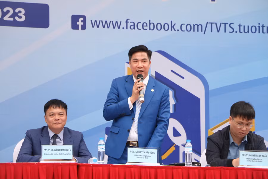 PGS.TS Nguyễn Đào Tùng - Chủ tịch Hội đồng trường Học viện Tài chính trả lời các thắc mắc của thí sinh và phụ huynh tại ngày hội.