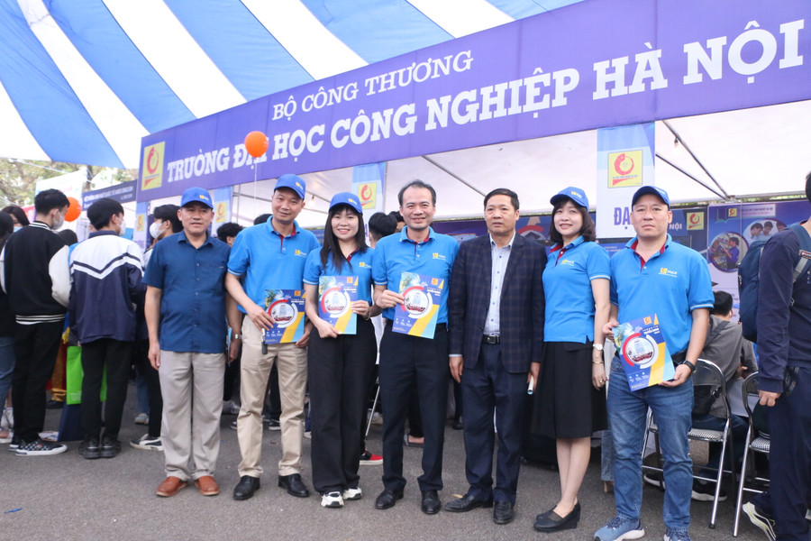 Lãnh đạo Trường ĐH Công nghiệp Hà Nội trực tiếp có mặt tại gian tư vấn tuyển sinh của trường.