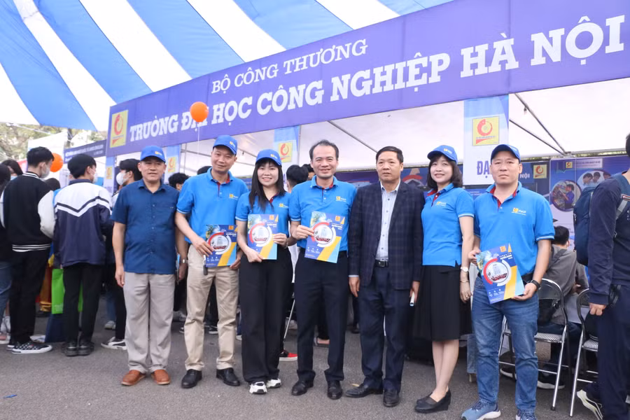 Lãnh đạo Trường ĐH Công nghiệp Hà Nội trực tiếp có mặt tại gian tư vấn tuyển sinh của trường.