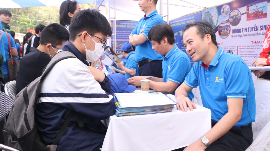 TS Thân Thanh Sơn - Trưởng Phòng Đào tạo, Trường ĐH Công nghiệp Hà Nội giải đáp thắc mắc của thí sinh.