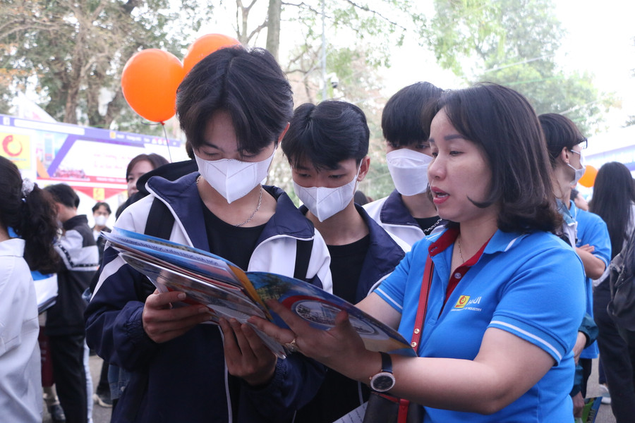 Cán bộ tuyển sinh tư vấn các thông tin cần thiết cho thí sinh.