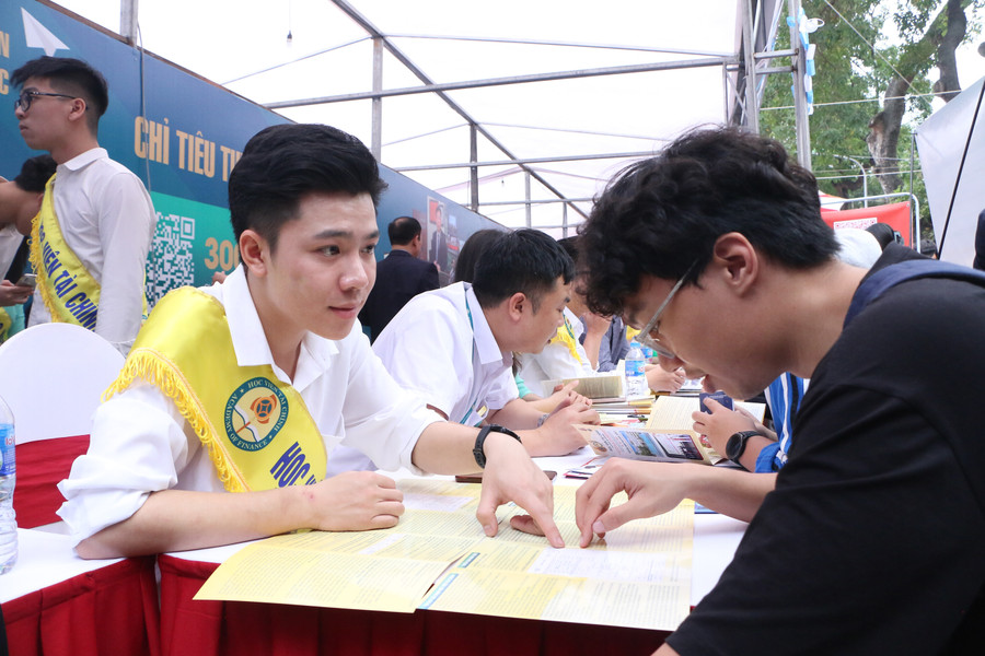 Năm 2023, Học viện Tài chính tuyển sinh 4.200 chỉ tiêu hệ đại học chính quy, tăng 200 chỉ tiêu so với năm trước. Năm 2023, Học viện Tài chính tuyển sinh 4.200 chỉ tiêu hệ đại học chính quy, tăng 200 chỉ tiêu so với năm trước.