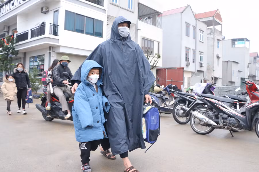 Bố đưa con đến trường trong buổi đầu tới lớp.