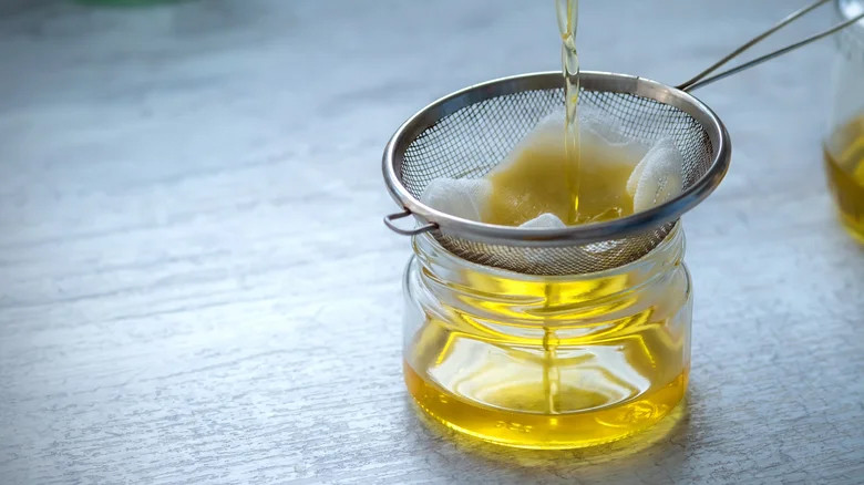 Bạn cần loại bỏ những mảnh vụn lớn nhất bằng thìa có rãnh hoặc lưới lọc. (Ảnh: ITN).