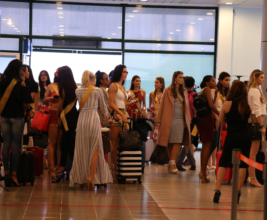 Các hoa hậu làm thủ tục hải quan tại sân bay Đồng Hới