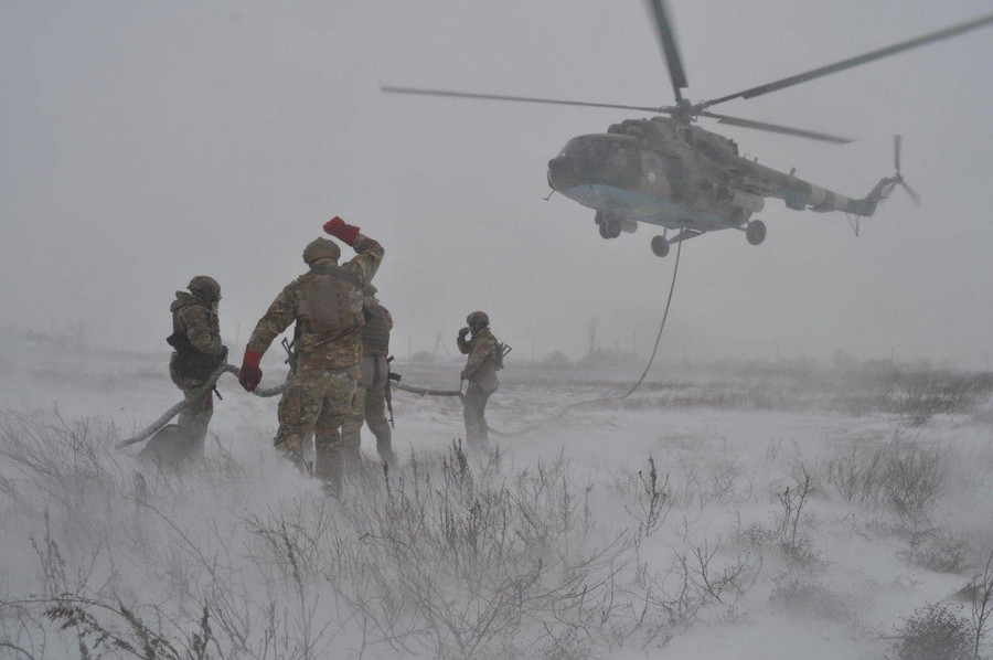 Lực lượng Tác chiến Đặc biệt lên trực thăng Mi-8 của Hàng không Lục quân Ukraine trong cuộc tập trận Zametil-2022, tháng 2/2022 Lực lượng Tác chiến Đặc biệt lên trực thăng Mi-8 của Hàng không Lục quân Ukraine trong cuộc tập trận Zametil-2022, tháng 2/2022