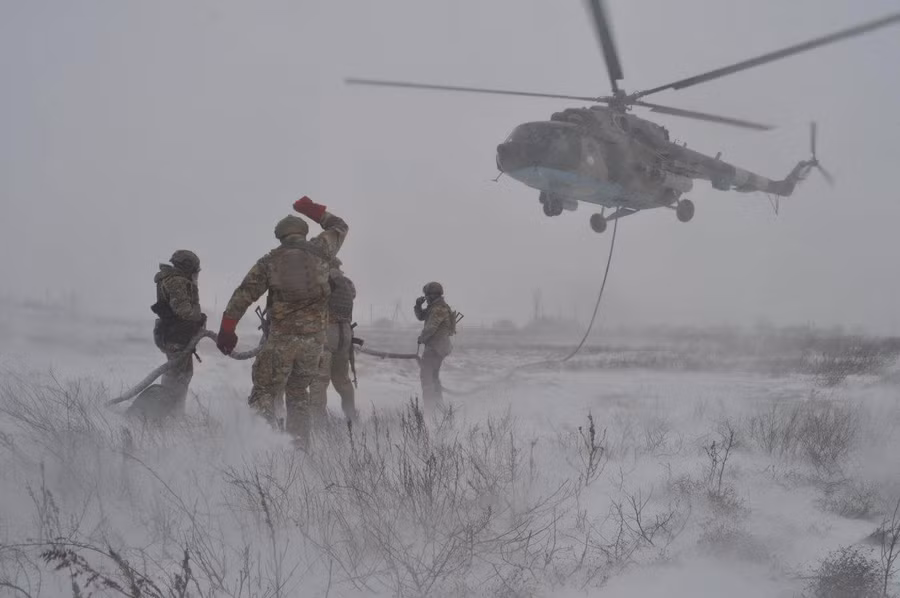 Lực lượng Tác chiến Đặc biệt lên trực thăng Mi-8 của Hàng không Lục quân Ukraine trong cuộc tập trận Zametil-2022, tháng 2/2022