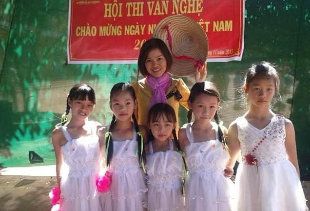 Cô giáo Nguyễn Thị Thu Hường bên các em học sinh Cô giáo Nguyễn Thị Thu Hường bên các em học sinh