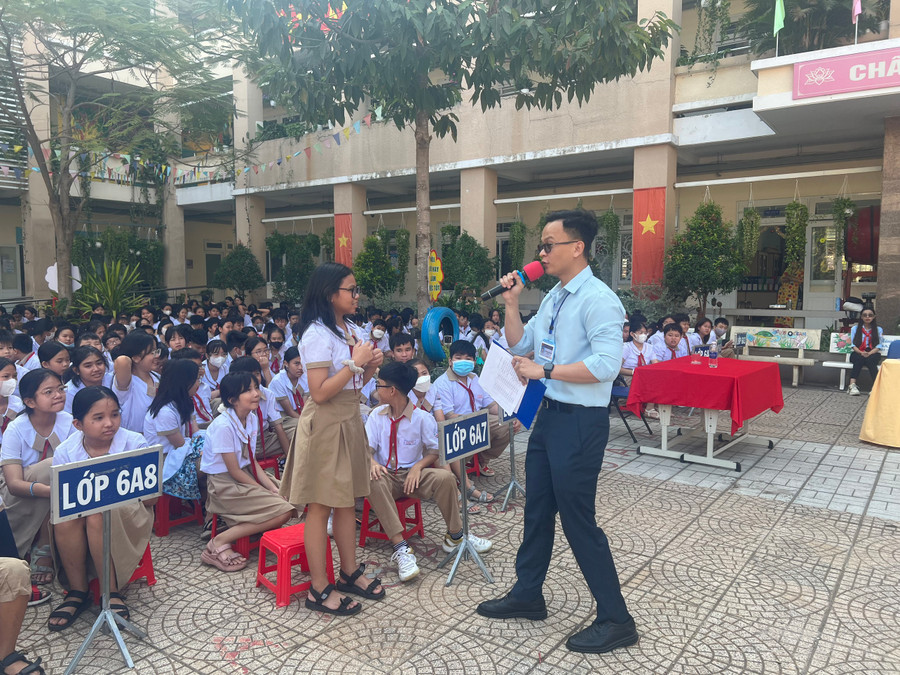 Học sinh giao lưu cùng giáo viên