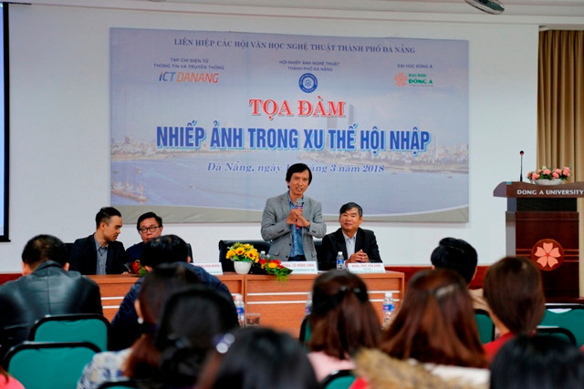  Chương trình tọa đàm mở với chủ đề “Nhiếp ảnh trong xu thế hội nhập” thu hút đông đảo các bạn trẻ sinh viên tham gia.