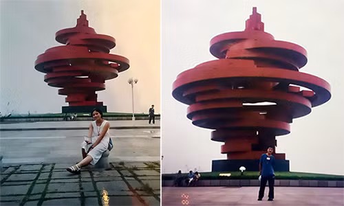 Ye tình cờ lọt vào bức ảnh mà Xue chụp năm 2000ở quảng trường thành phố Thanh Đảo