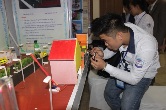 Học sinh đang dựng gian trưng bày dự án dự thi KHKT học sinh trung học cấp quốc gia 2018 tại Nghệ An. Học sinh đang dựng gian trưng bày dự án dự thi KHKT học sinh trung học cấp quốc gia 2018 tại Nghệ An.