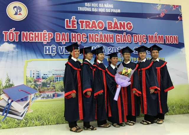 Niềm vui của các Soeur của Hội dòng mến Thánh giá tỉnh Phan Thiết trong ngày đón nhận bằng tốt nghiệp.