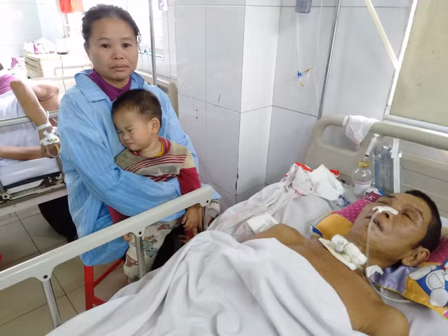 Bé trai 2 tuổi sợ hãi, khóc thét sau 2 tháng gặp lại bố bị tai nạn giao thông - Ảnh 2.